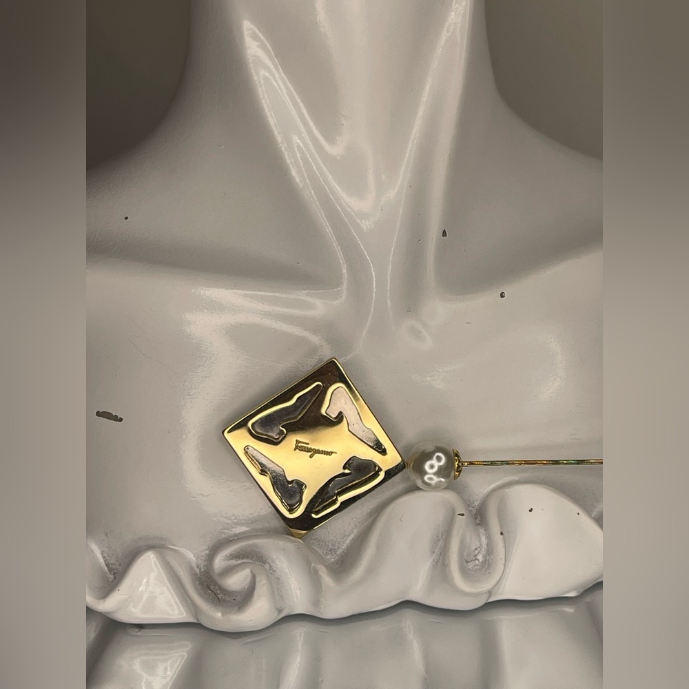 Salvatore Ferragamo, Gold Tone and Pearl Brooch - Picture 6 of 7